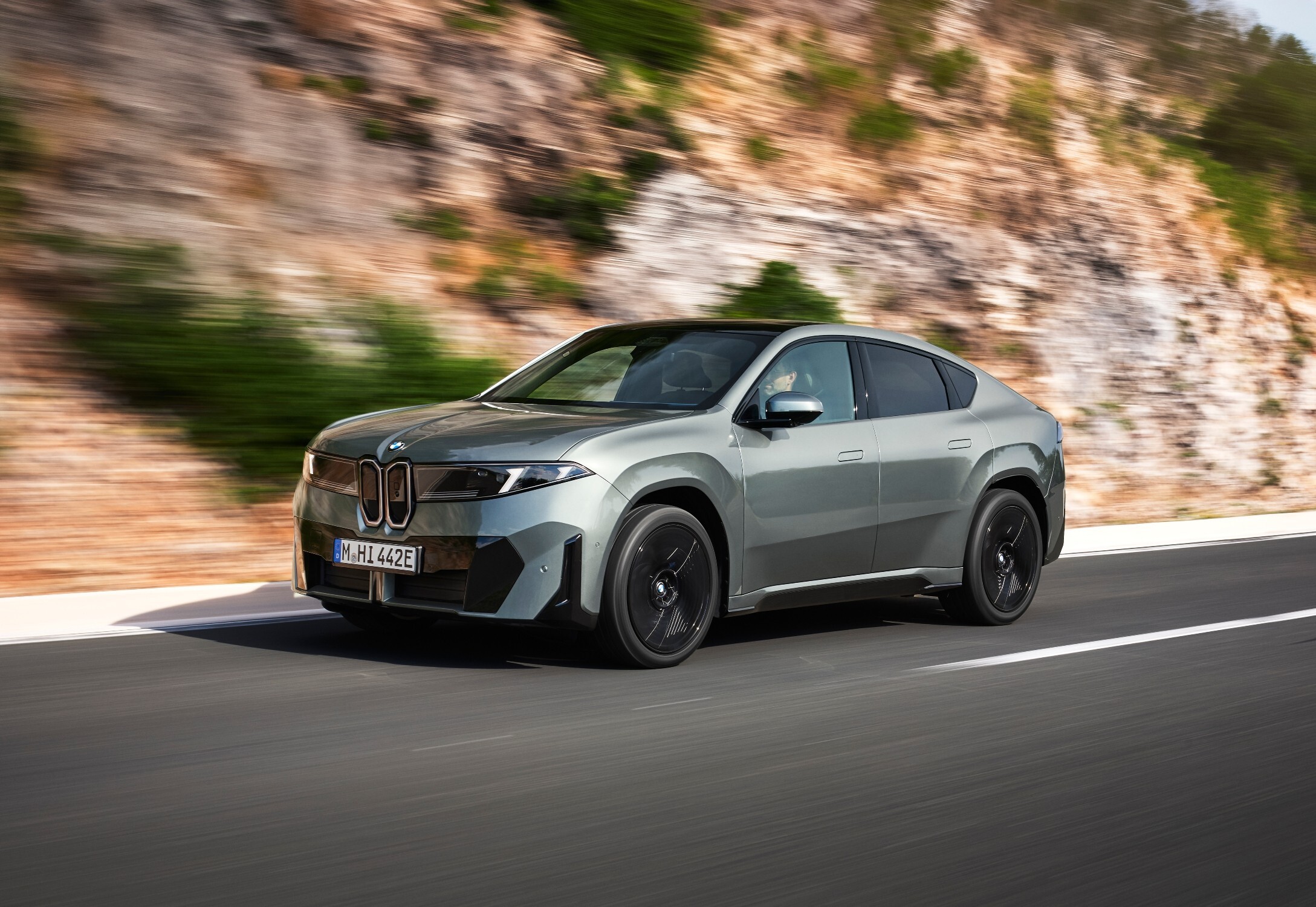 P90655742_lowRes_bmw-ix4-50-xdrive-dr